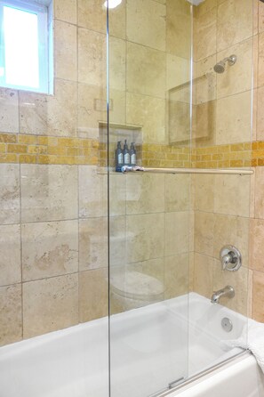 Ducha y bañera combinadas, secador de pelo, bidé y toallas