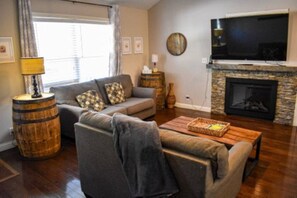 TV a schermo piatto, caminetto, videogiochi