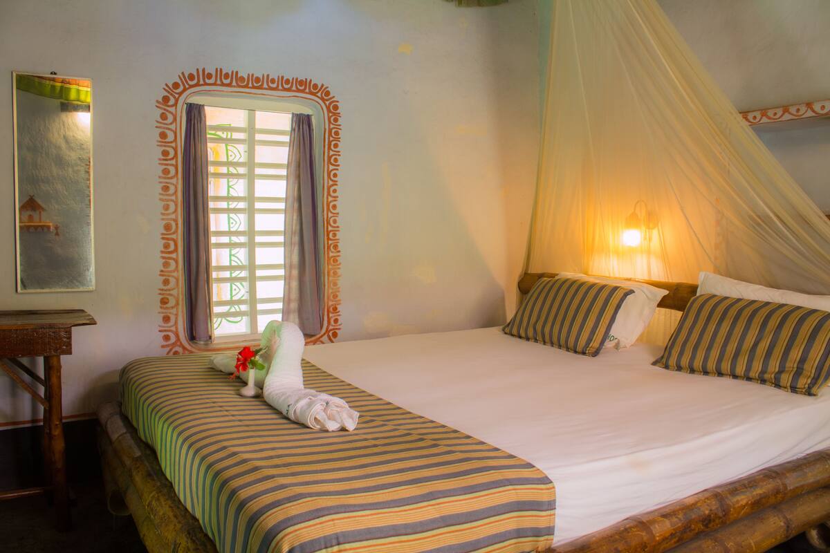 Cosmic Cottage | Rollaway beds, free WiFi