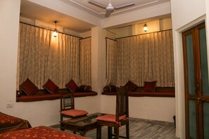 Super Deluxe Room | Living area