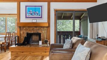 Televisión y chimenea