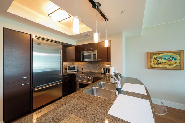 Køleskab, mikrobølgeovn, ovn, kogeplade