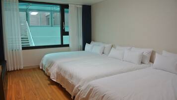 Tripla familiare | 1 camera, una cassaforte in camera, una scrivania, tende oscuranti