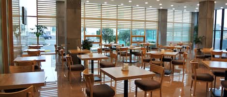 Se sirven desayunos y cocina local e internacional
