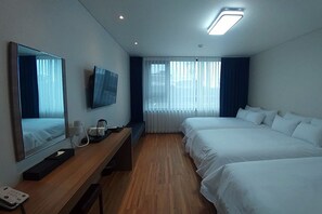 Phòng 3 dành cho gia đình | Két bảo mật tại phòng, bàn, màn/rèm cản sáng, phòng cách âm 