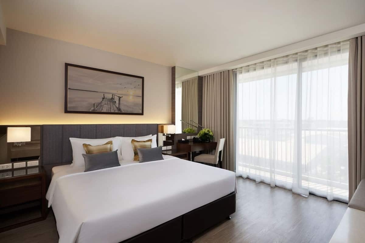 Deluxe Double Room | 1 bedroom, hypo-allergenic bedding, minibar, in-room safe