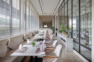 Breakfast, lunch, dinner served; Fusion cuisine 