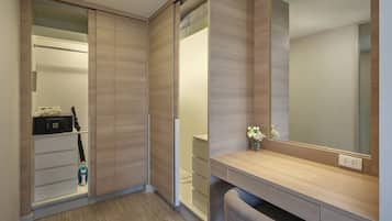 Un baño moderno con tocador de madera, un espejo grande y cabina de ducha.