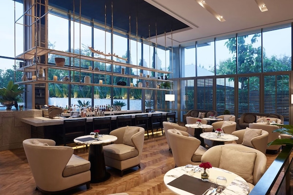 2 bars/lounges