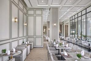 Petit déjeuner et déjeuner servis sur place, spécialités Cuisine fusion