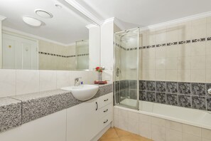Apartment, 2 Bedrooms, Ocean View | Bathroom - Mediterranean Apartments - Unit 4 (Yorkeys Knob)