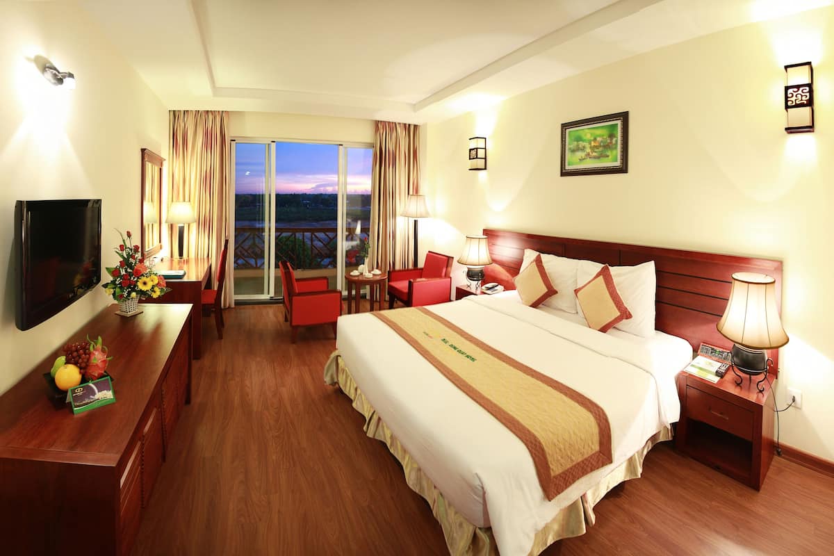 Superior Double Room, Front View | 1 phòng ngủ, minibar, bàn, màn/rèm cản sáng