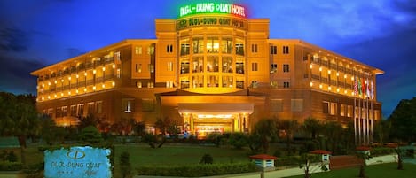 Boendets fasad - kvÀll/natt