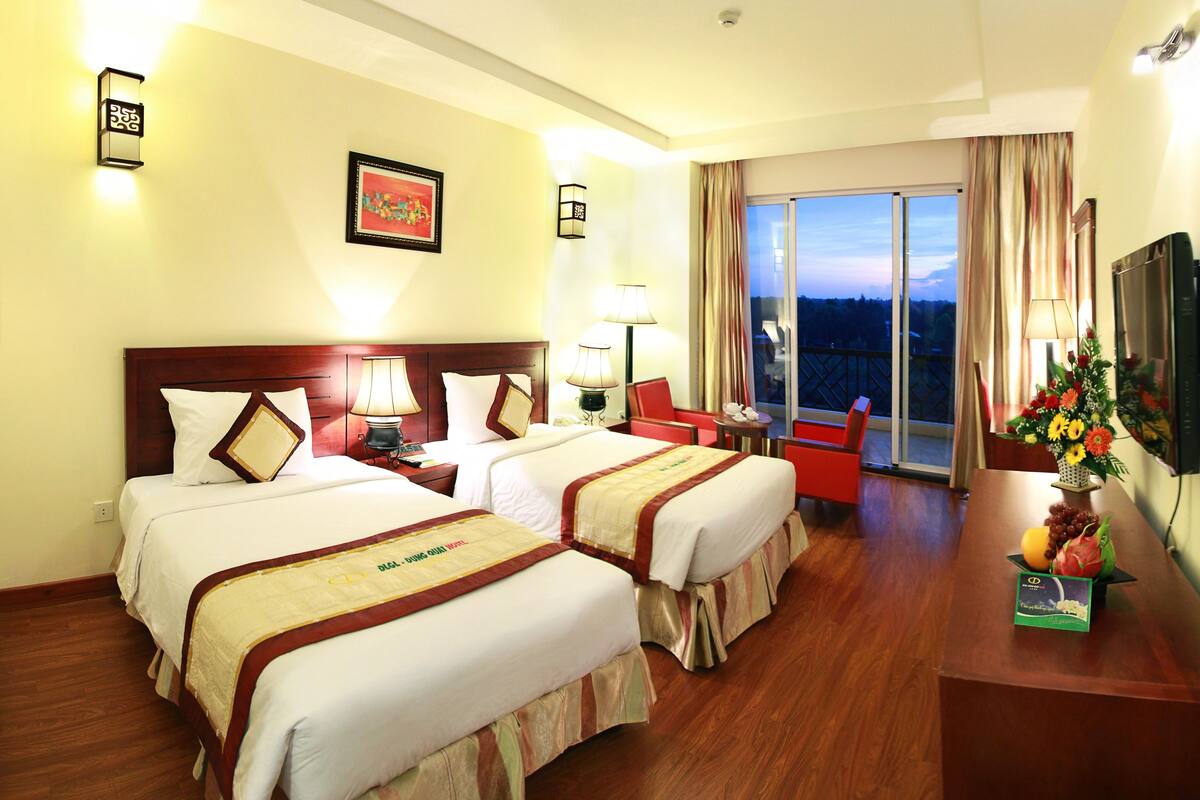Superior Twin Room, Front View | Minibar, bàn, màn/rèm cản sáng, phòng cách âm 