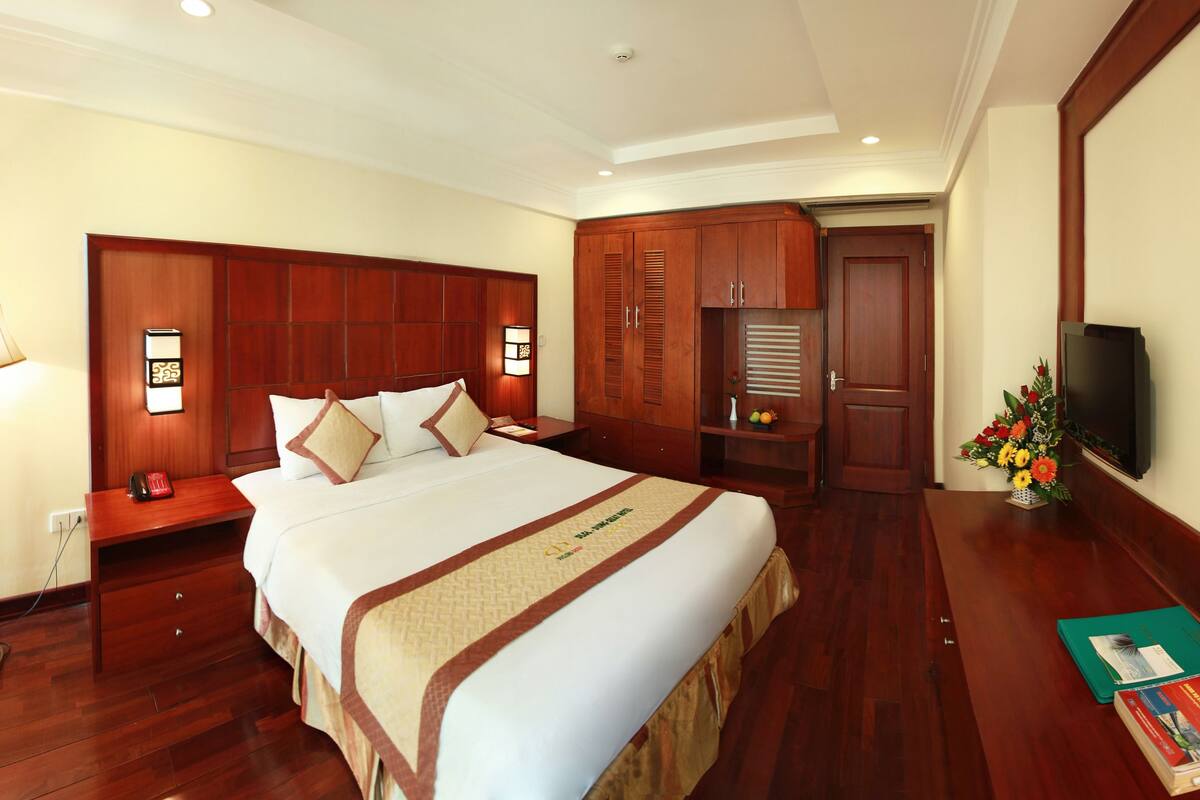 Phòng Suite dành cho gia đình, phòng thông nhau | Minibar, bàn, màn/rèm cản sáng, phòng cách âm 
