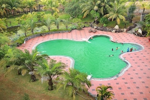 Außenpool, geöffnet von 06:00 Uhr bis 18:00 Uhr, Sonnenschirme