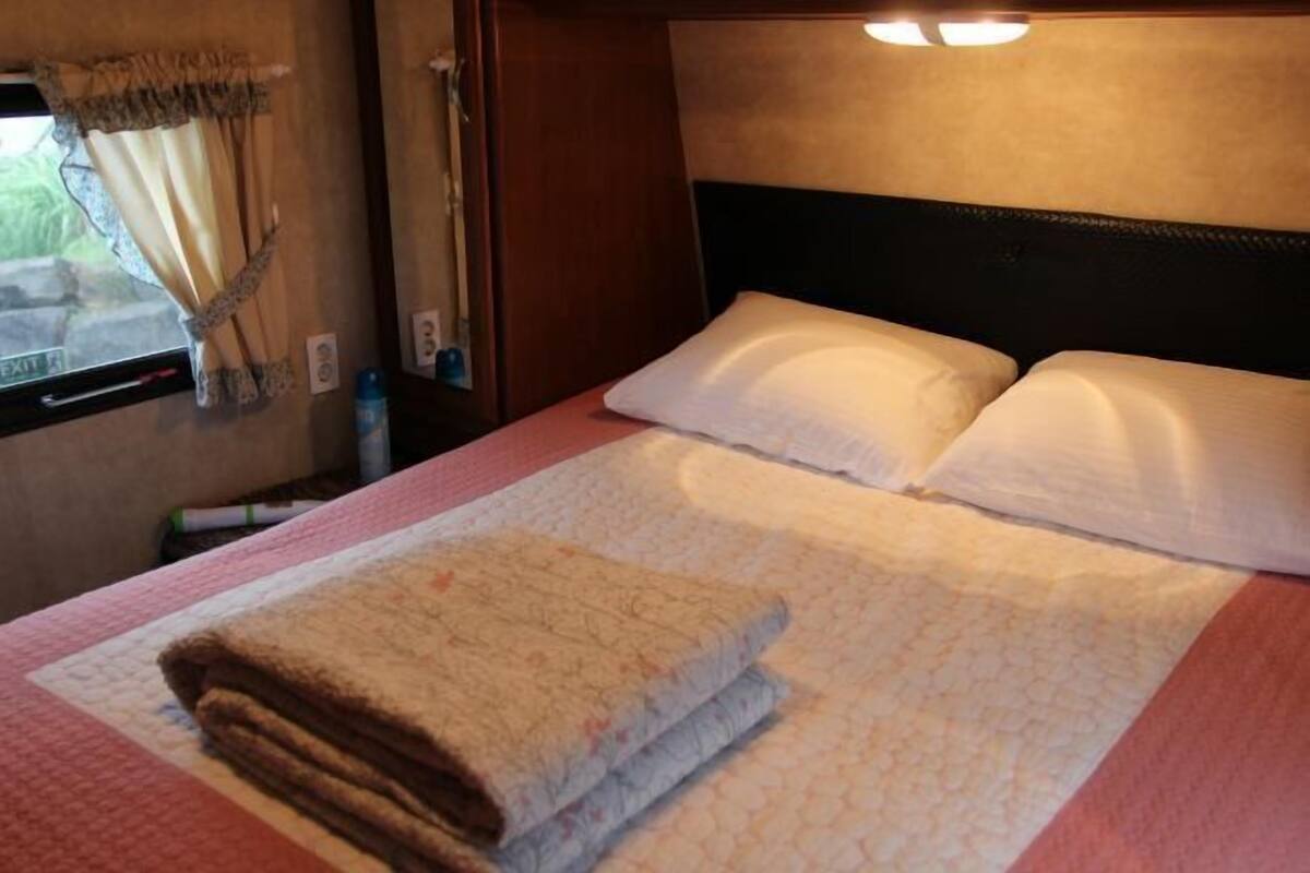 Tirai kedap cahaya, kedap suara, Wi-Fi gratis, dan seprai linen