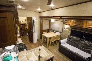 Premium Room | Blackout curtains, soundproofing, free WiFi, bed sheets - Mei the Caravan (Jeju City)