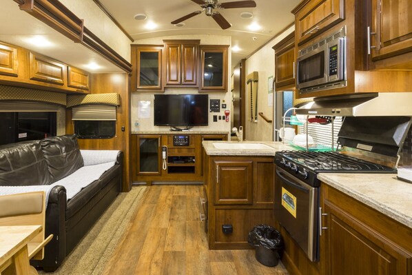 Premium Room | Blackout curtains, soundproofing, free WiFi, bed sheets - Mei the Caravan (Jeju City)