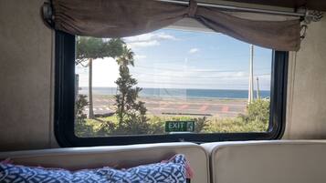 Habitación Premium | Cortinas blackout, insonorización, wifi gratis y ropa de cama