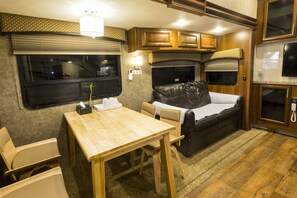 Premium-Zimmer | Verdunkelungsvorhänge, schallisolierte Zimmer, kostenloses WLAN