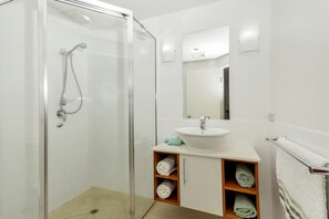 Premium appartement, 2 slaapkamers, uitzicht op het strand | Badkamer | Een aparte badkuip en douche, gratis toiletartikelen, handdoeken