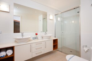 Premium Apartment, 2 Bedrooms, Beachfront | Bathroom - Peponi 2 - Beachfront Apartment (Yorkeys Knob)