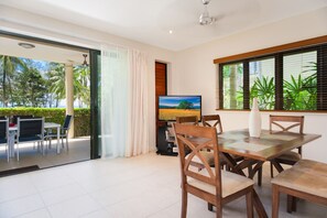 特級公寓, 2 間臥室, 海濱 | 客廳 | 55 吋智能電視連精選電視頻道、電視、Netflix