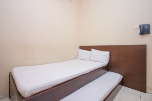 Habitación estándar con 2 camas individuales | Escritorio y wifi gratis