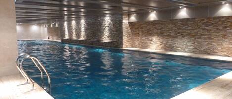 Una piscina cubierta