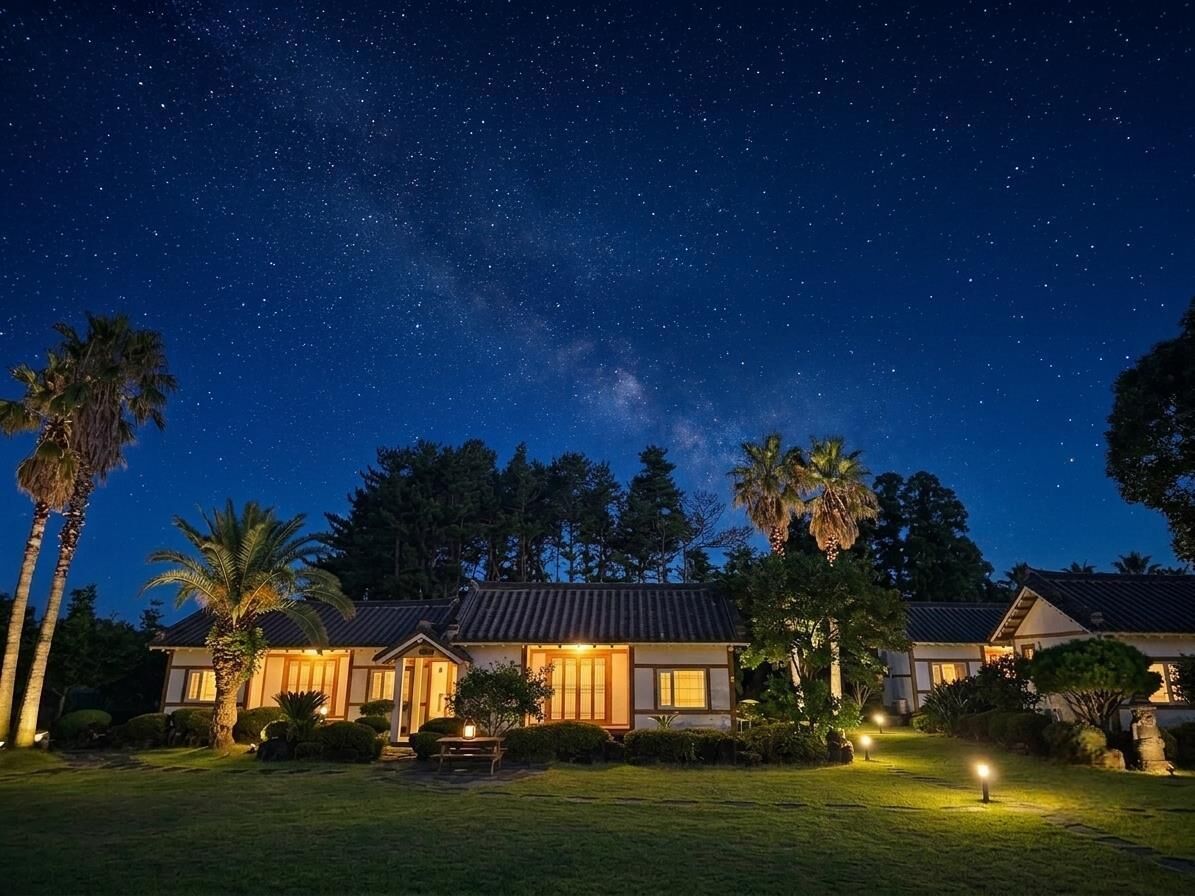 Una casa con exterior iluminado, rodeada de vegetación y palmeras, bajo un cielo estrellado.