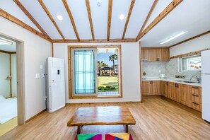 Zimmer, 1 Schlafzimmer (Ondol 49sqm) | Wohnbereich | Flachbildfernseher