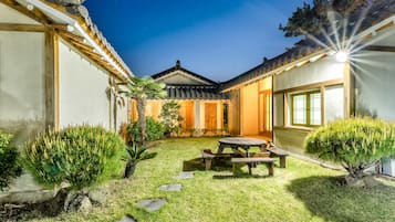 Fachada de la propiedad por la tarde o noche