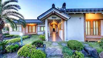 Fachada de la propiedad por la tarde o noche