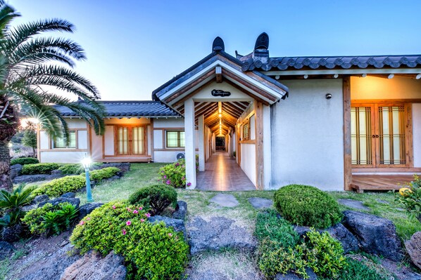 施設の正面 (日没後)