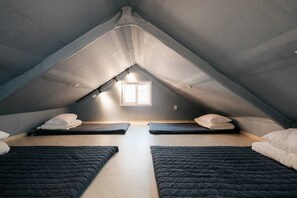 4 bedrooms, premium bedding, minibar, free WiFi