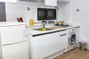 Talo | Yksityinen keittonurkkaus | Jääkaappi, mikroaaltouuni