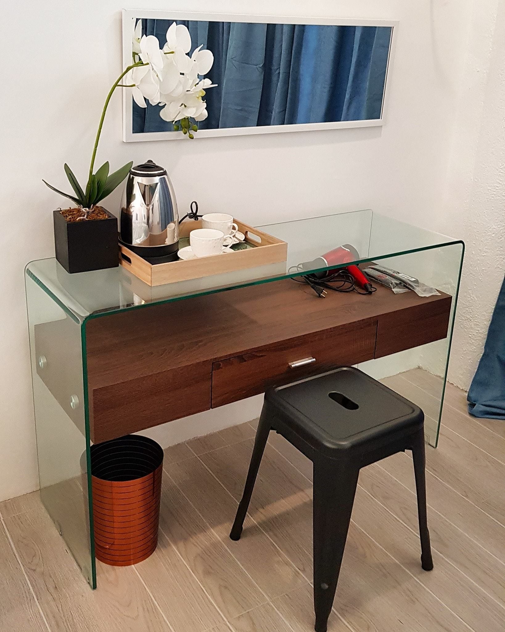 Habitación cuádruple Deluxe, 2 camas Queen size, vista a la alberca | Área de sala de estar | Televisión de pantalla plana 