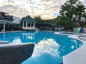 Una piscina al aire libre