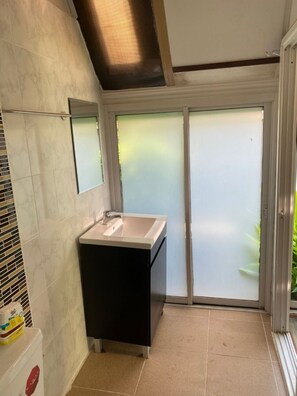 Deluxe Double Room | Bathroom
