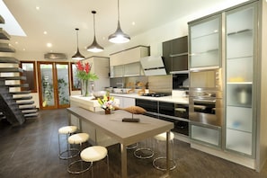 Vila superluxo, 4 quartos | Cozinha privada | Geladeira grande, micro-ondas, fogão, cooktop