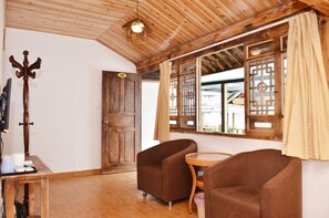 Family Room | Desk, soundproofing, free WiFi, bed sheets - Tourists Courtyard (Dali)