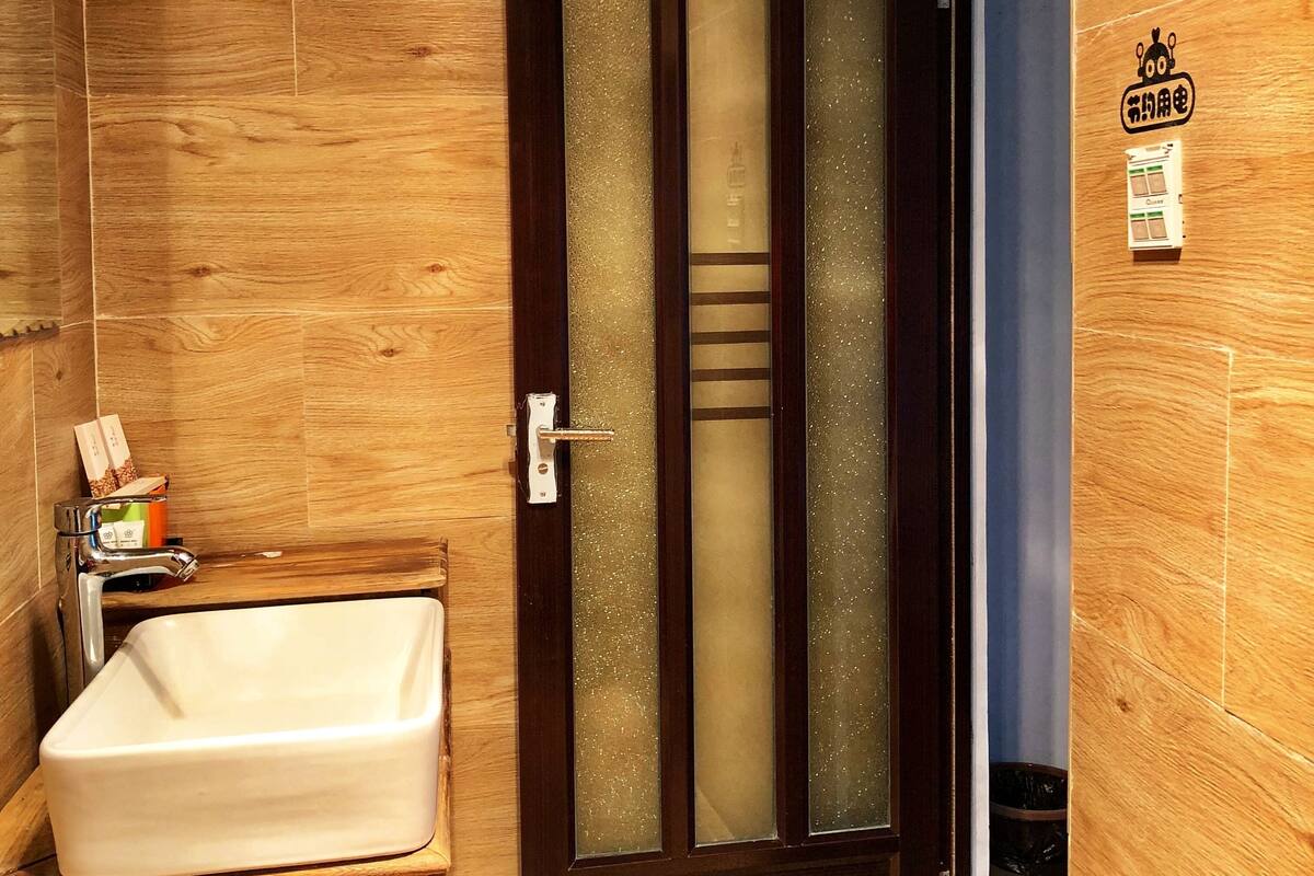 Double Room | Meja, kalis bunyi, Wi-fi percuma, cadar katil