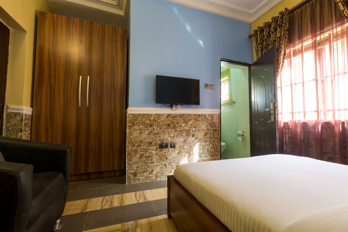 Premium bedding, in-room safe, desk, free WiFi