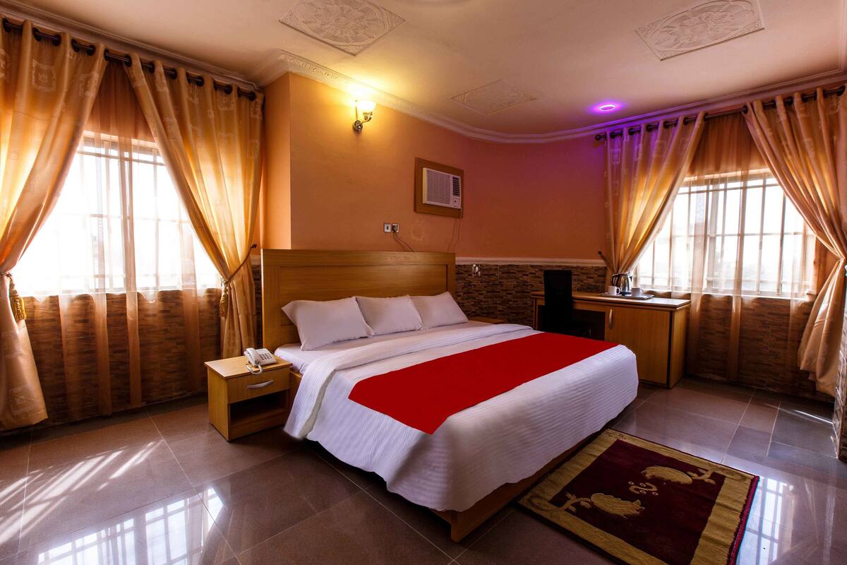 Premium bedding, in-room safe, desk, free WiFi