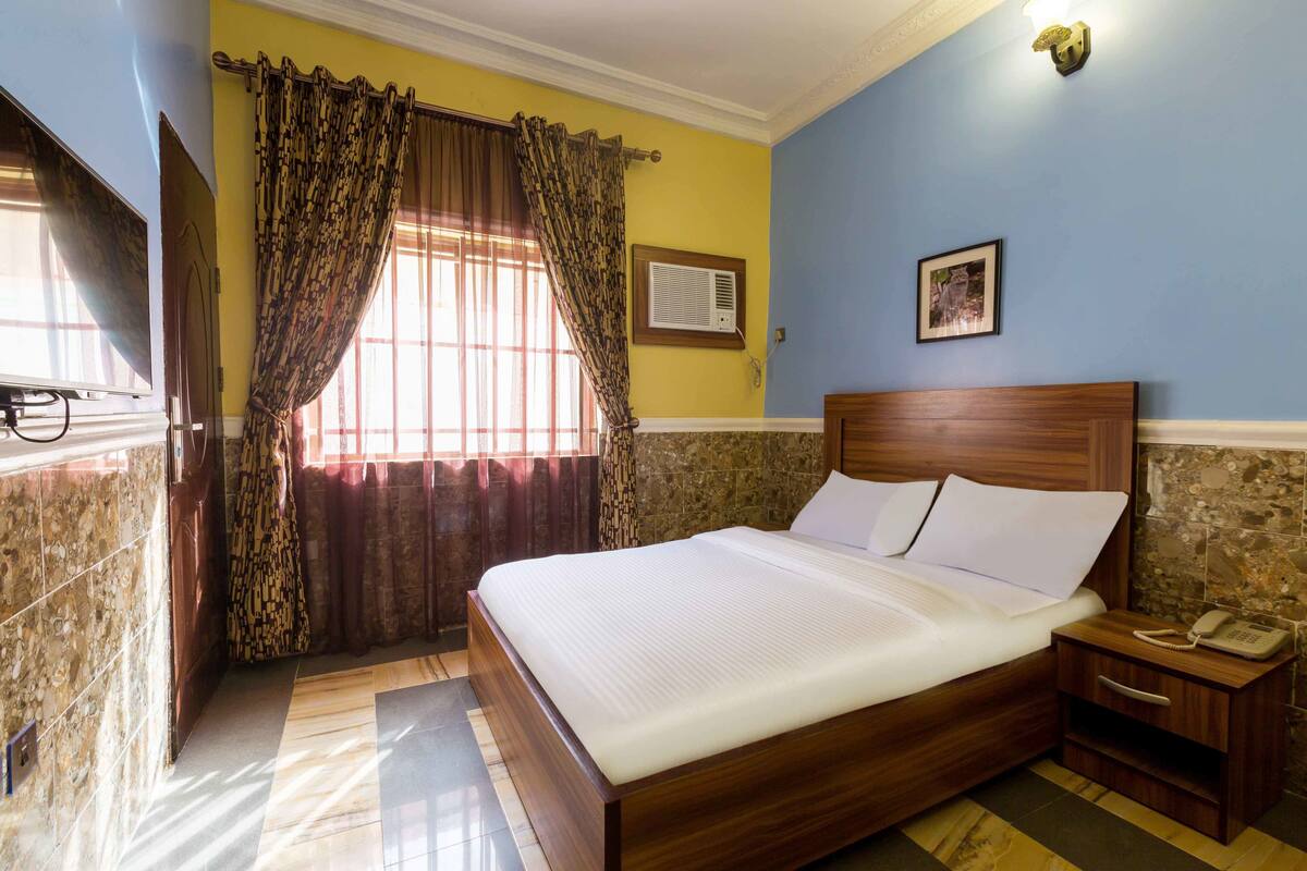 Premium bedding, in-room safe, desk, free WiFi