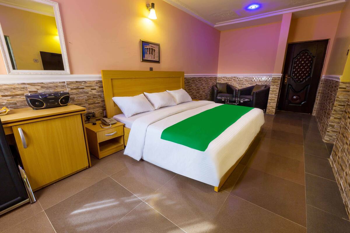 Premium bedding, in-room safe, desk, free WiFi