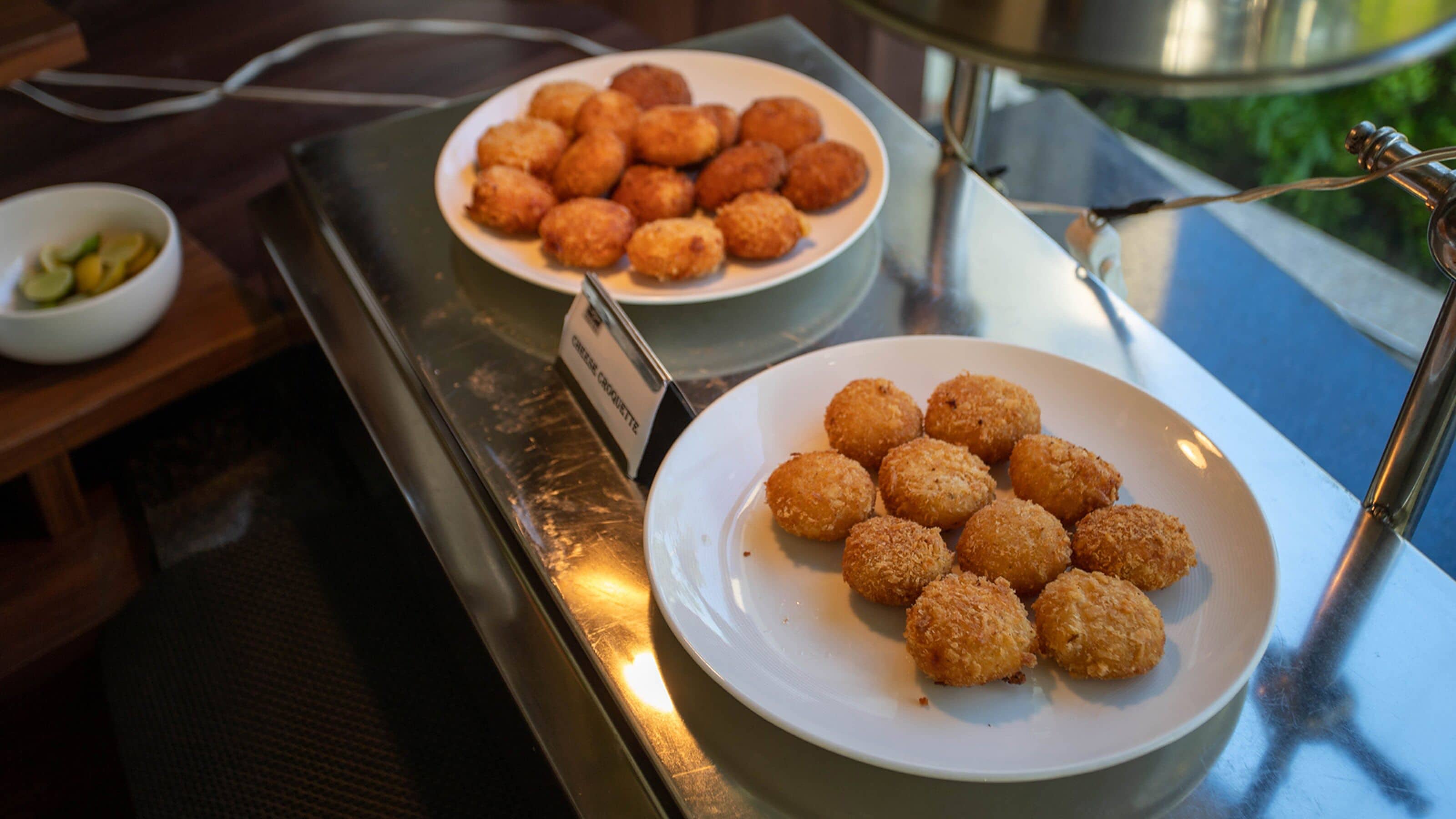Un tavolo da buffet con due piatti di crocchette.