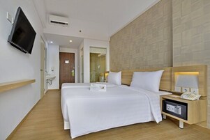 Deluxe Twin Room | In-room safe, desk, laptop workspace, free WiFi