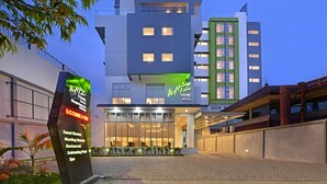 Un moderno edificio de hotel con un letrero llamativo que dice 'Witz Prime Hotel'.